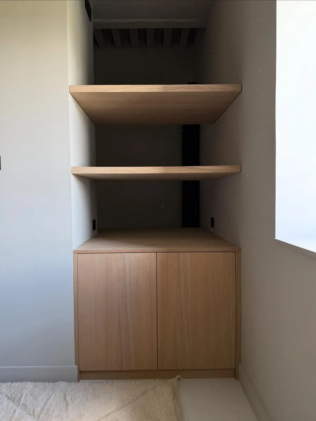 Niche et rangement fermé — Chêne, portes affleurantes