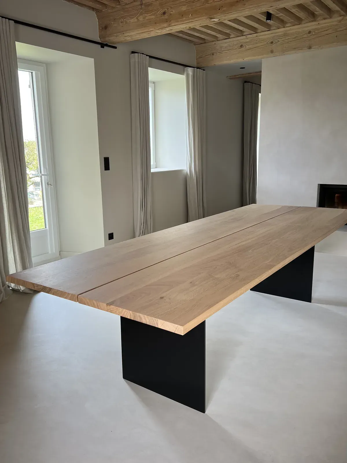 Table de repas — Plateaux en chêne massif, piètement métal thermo laqué noir